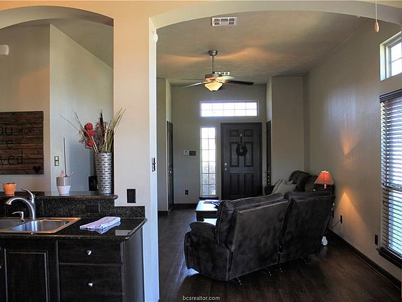 5th image of 201 Simi Dr