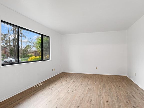 4th image of 1311 Kenneth Court