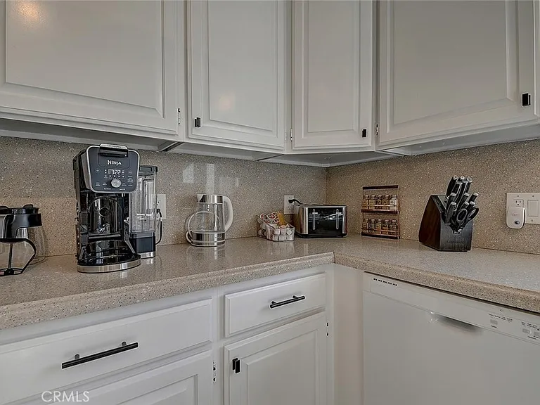 444 N Shattuck Pl — Photo 17