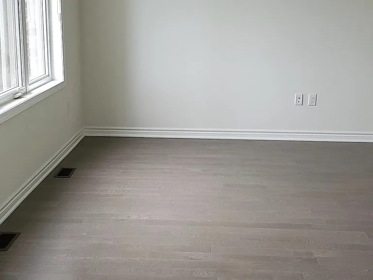 557 Queen Mary Dr — Photo 15