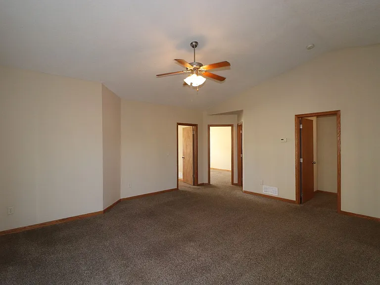 1607 Clover Dr — Photo 3