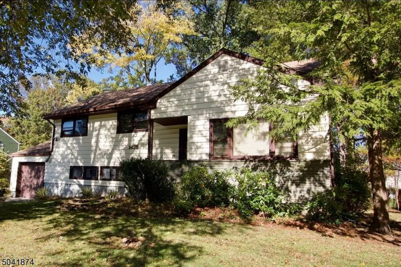 4 bed, 2.5 bath, 2254 sqft, $4,500 — Photo 1