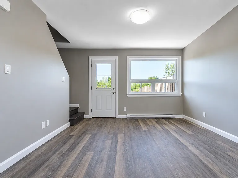 735 Lasalle Blvd — Photo 4