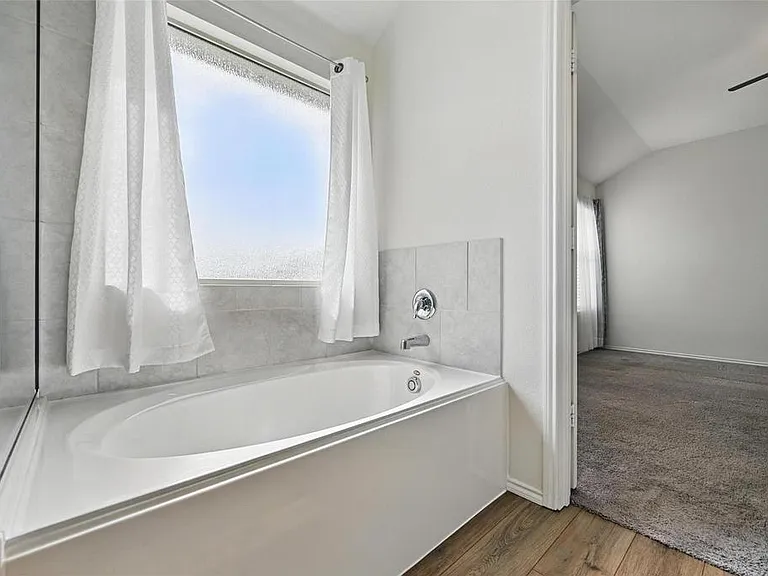 837 Amberwood Ct — Photo 22