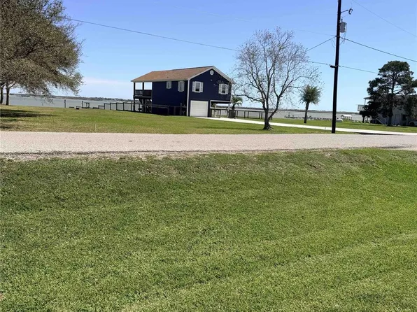 1912 Bayview Dr, Palacios, TX 77465