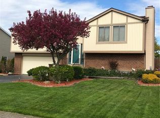 4591 Roundtree Rd, Hamburg, NY 14075