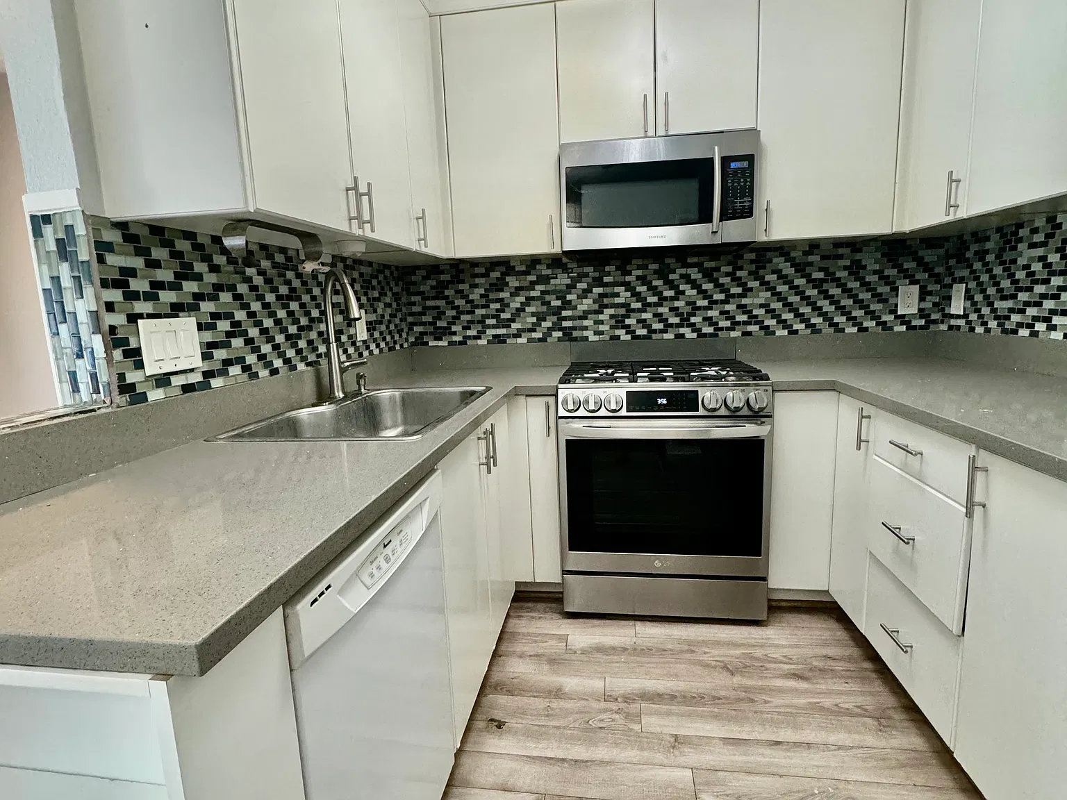 2 bed, 1.5 bath, 1044 sqft, $3,190 — Photo 4