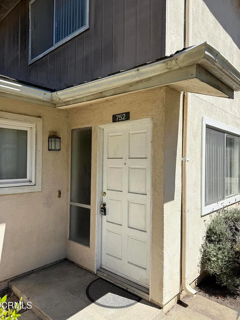 2 bed, 1.0 bath, 892 sqft, $2,350 — Photo 2