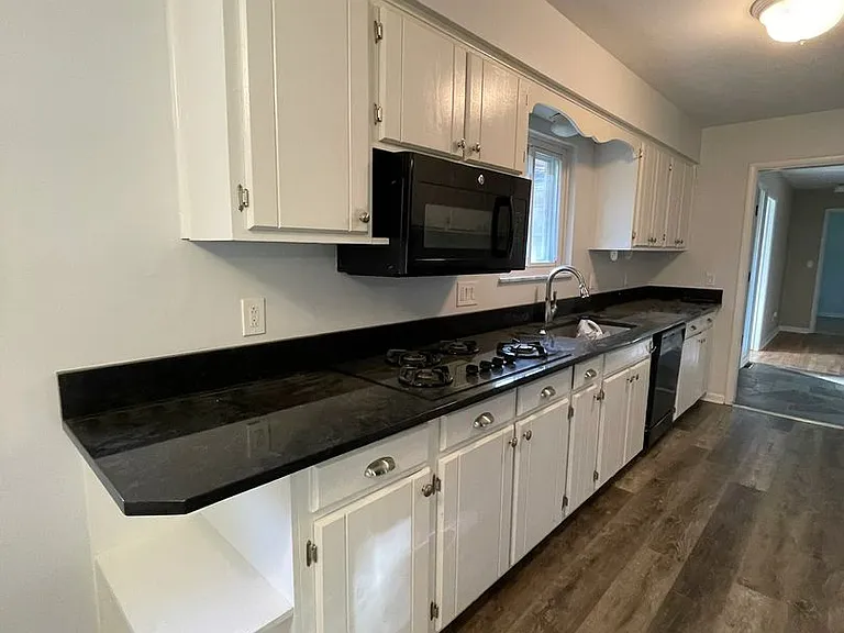 3212 Charing Cross Rd — Photo 27