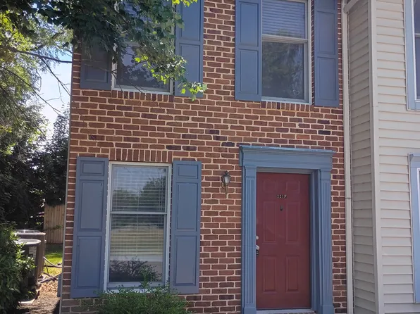 221 N Duke St APT F, Hummelstown, PA 17036