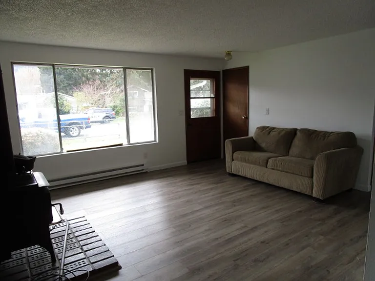 1114 Fidalgo St — Photo 2