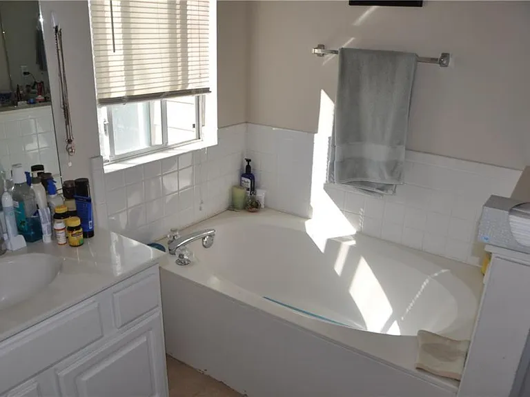 609 E 49th St #A — Photo 25