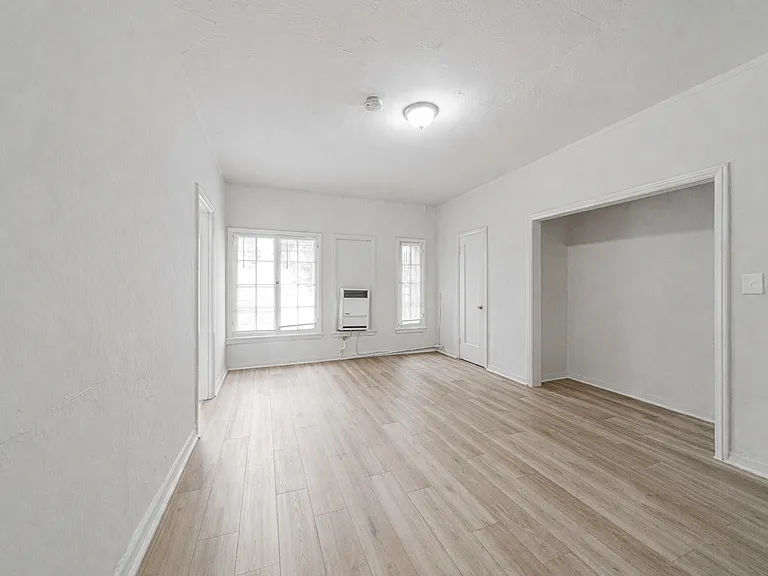 Coronado Apartments — Photo 8