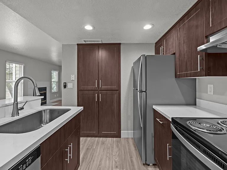 Sutter Station Apartments — Photo 18