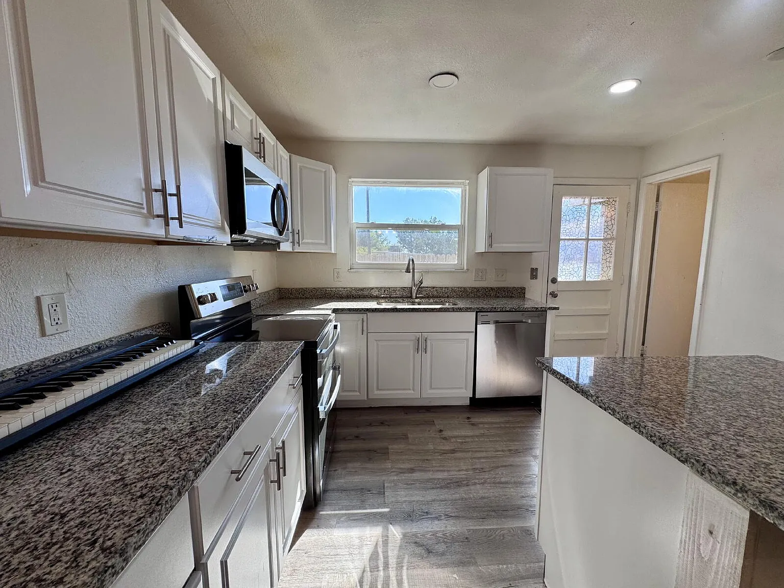 Spacious 4-Bed 2.5-Bath Townhouse! — Photo 4