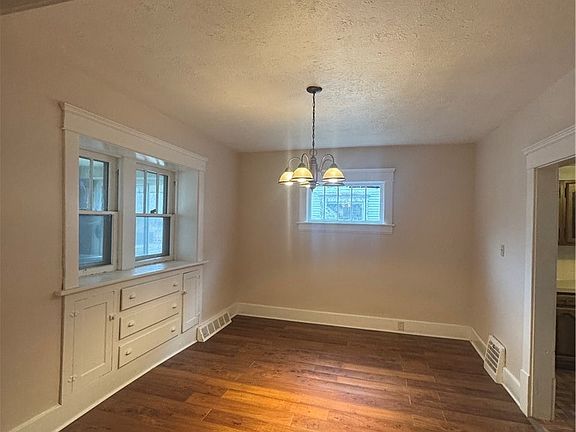 4th image of 577 Rhodes Ave