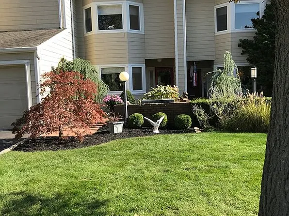 11 Lakeside Ln, Bay Shore, NY 11706