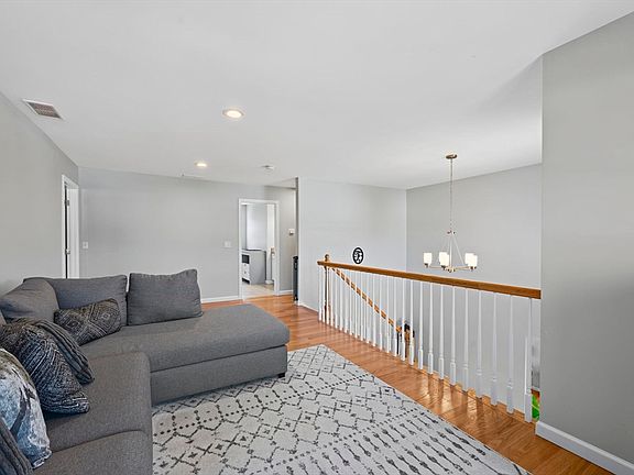 5th image of 51 Elaine Cir