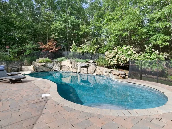 https://photos.zillowstatic.com/fp/18eb5993e0f193a45f2b0ecebf6c9fca-p_e.webp