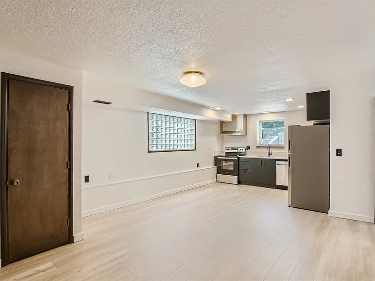 304 Jackson St — Photo 7