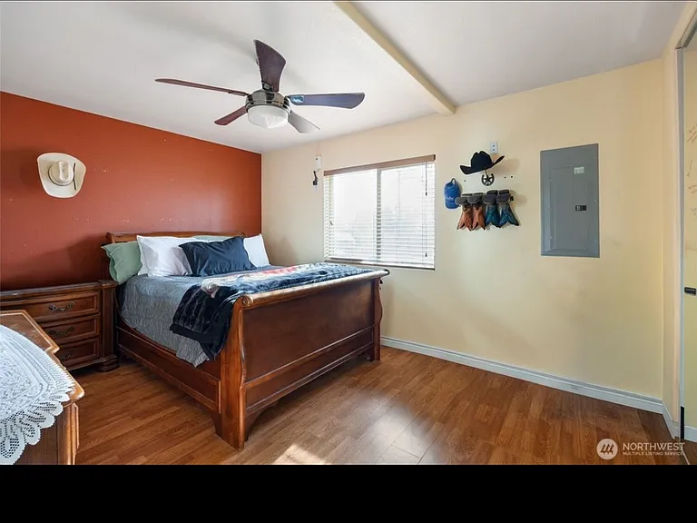 Hillcrest Dr NE — Photo 3