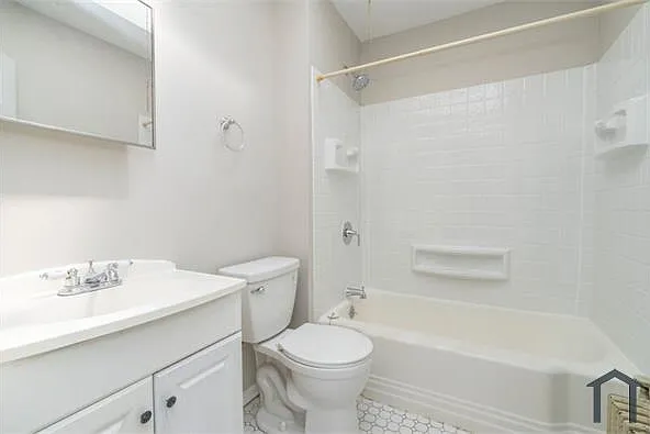 502 E 38th St — Photo 15