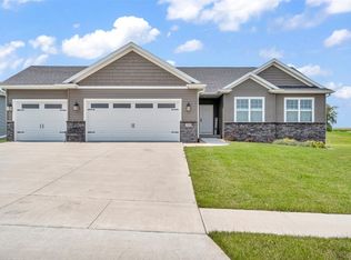 3119 Windsor Dr, Robins, IA 52328