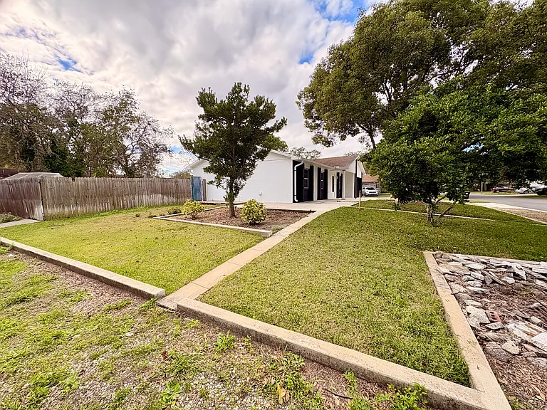 306 Seasons Ct — Photo 2