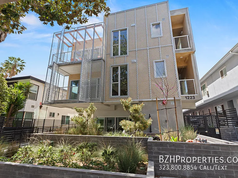 1223 N Hayworth Ave — Photo 13