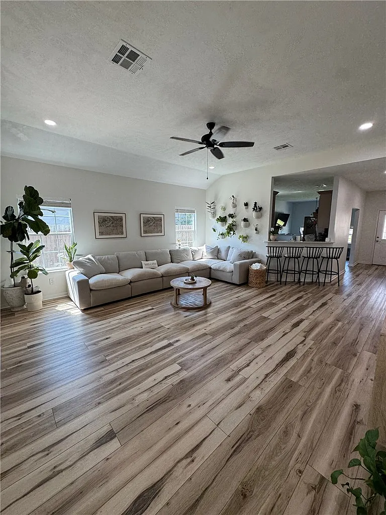 3 bed, 1599 sqft, $2,100 — Photo 3