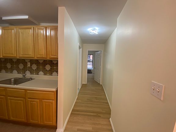 4th image of 634 Willoughby Ave #1