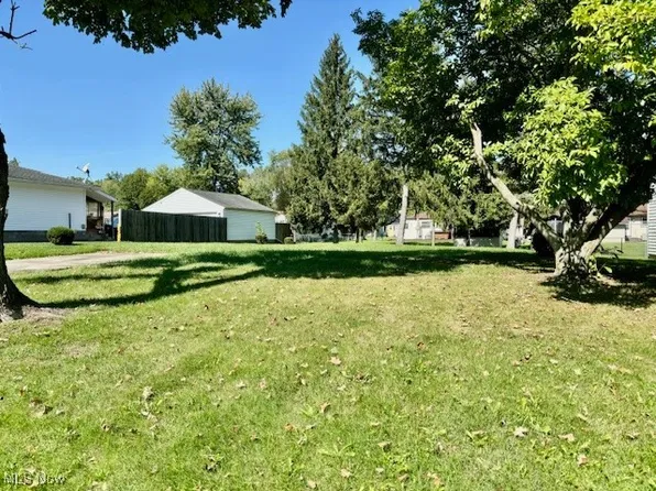 4057 Adrian Dr SE, Warren, OH 44484