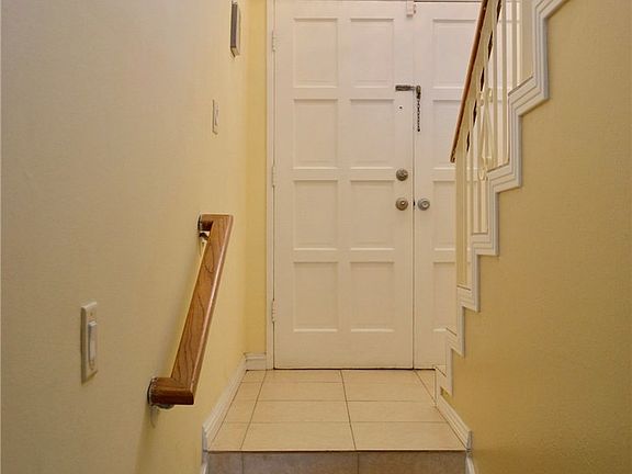 5th image of 18911 Kittridge St Unit 60