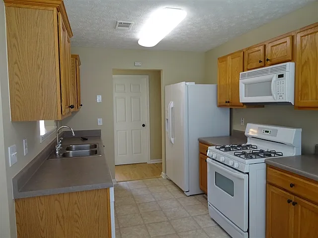 3 bed, 2.0 bath, 1560 sqft, $2,110 — Photo 2