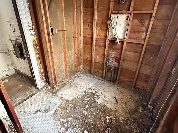 4th image of 16560 Ward St