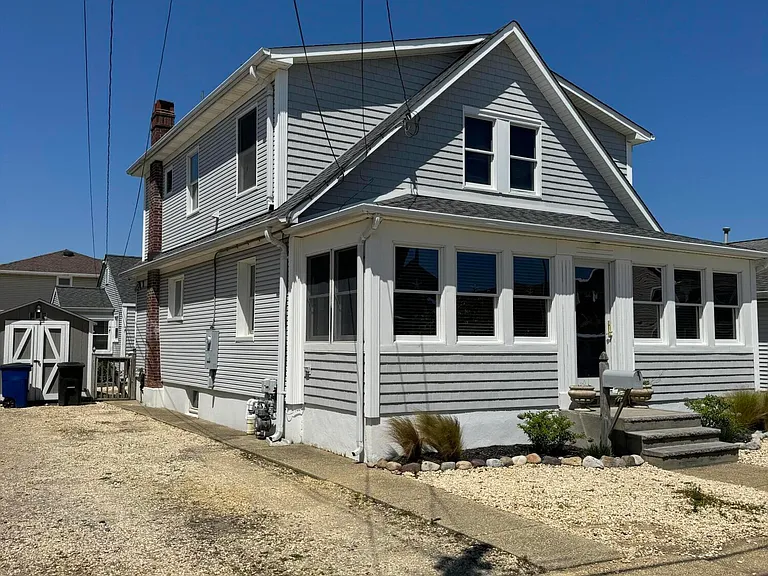 107 Bond Ave — Photo 2