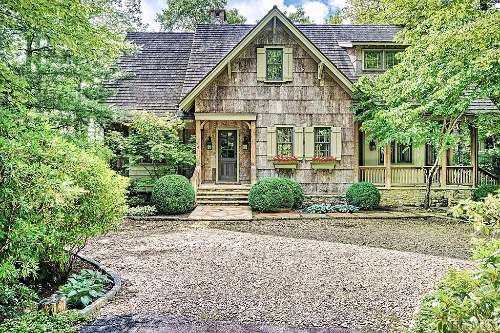 14 Mount Mitchell Ct