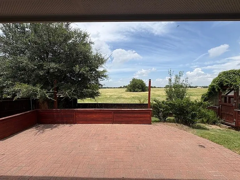 9400 Wellington Dr — Photo 3