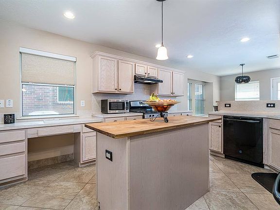 4th image of 3910 Lauderwood Ln