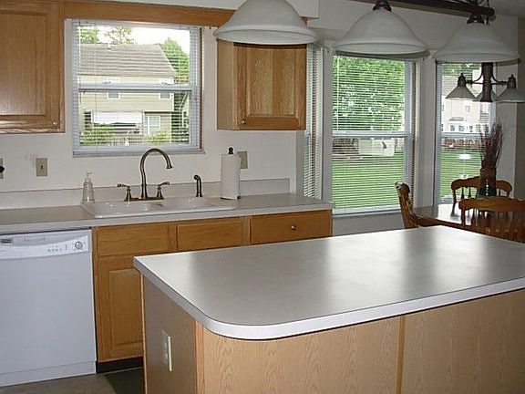 Island kitchen w/new sink 