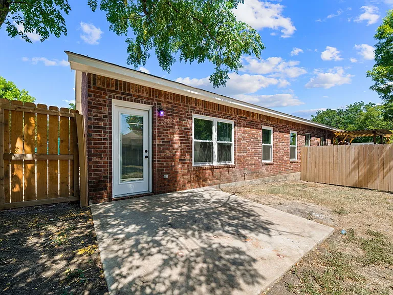521 Clearfield Dr — Photo 16