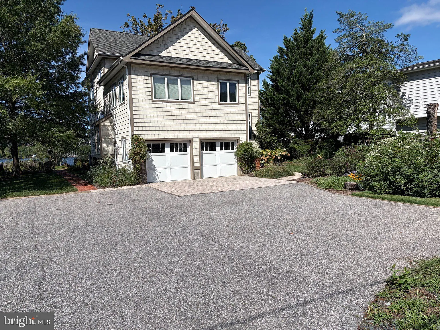 4 bed, 3.0 bath, 2584 sqft, $4,500 — Photo 2