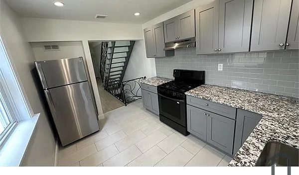 3 bed, 1000 sqft, $2,500 — Photo 2