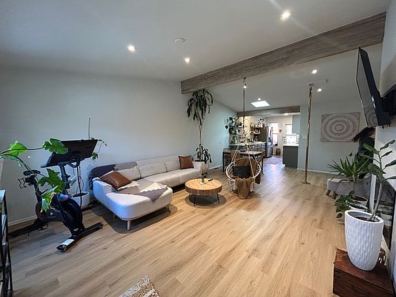 3rd image of 1347 E Parkway Dr #1