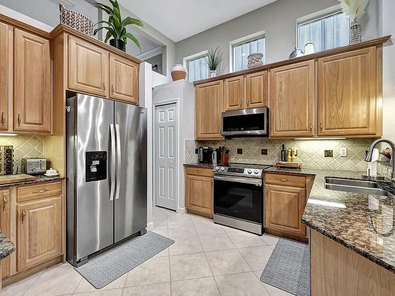 7602 Greenbrier Cir — Photo 5