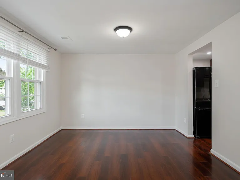 6324 Lightburn Ct — Photo 5