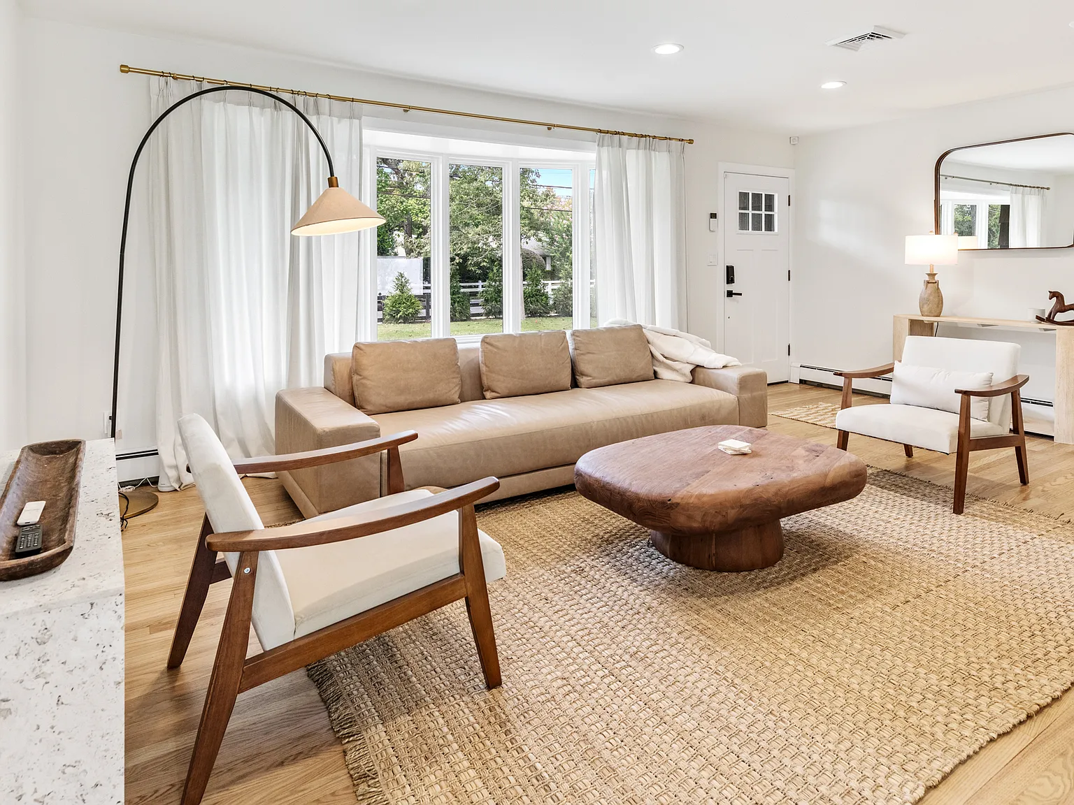 New Renovated Stylish Seaside Home with Pool, Bar & Game Room — Photo 3
