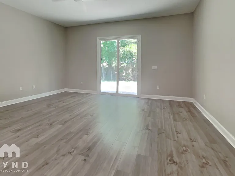 455 Brentwood Ct — Photo 3