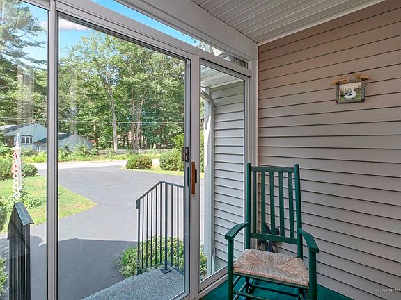 017-photo-porch-7305213