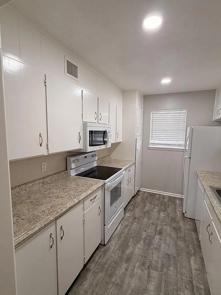 2 bed, 2.0 bath, 1200 sqft, $1,800 — Photo 4